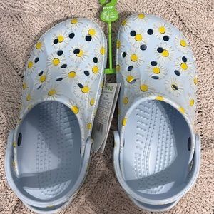 NWT Daisy Crocs